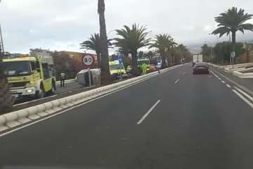 Vuelco de un turismo en la Avenida del Cabildo (Telde), pasado El Hornillo/TA.
